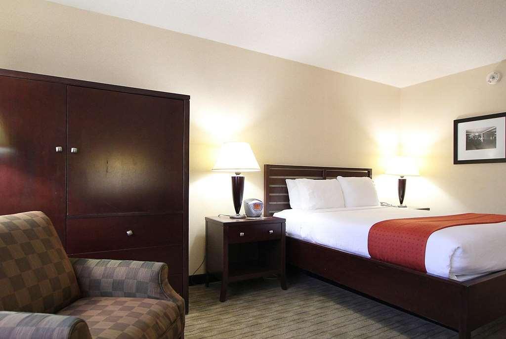 Ramada By Wyndham Minneapolis Airport - Eagan Room photo